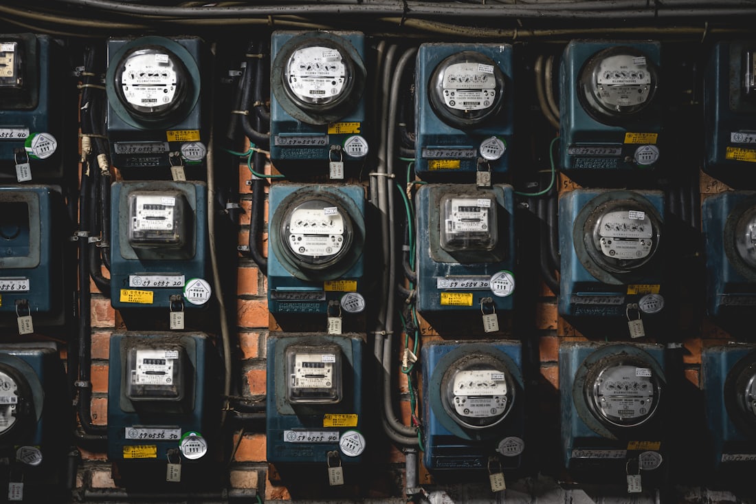 Rij elektriciteitsmeters in een meterkast